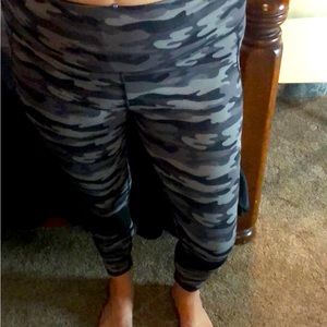 Black Camo, low waisted workout pants 🖤